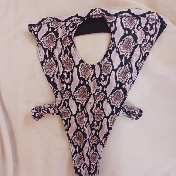 Bathing suits - Picture 8 of 10